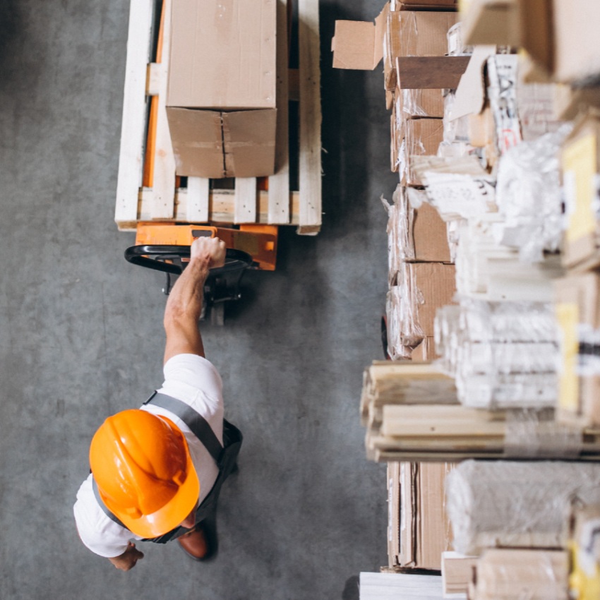 Un employé manutentionnaire
