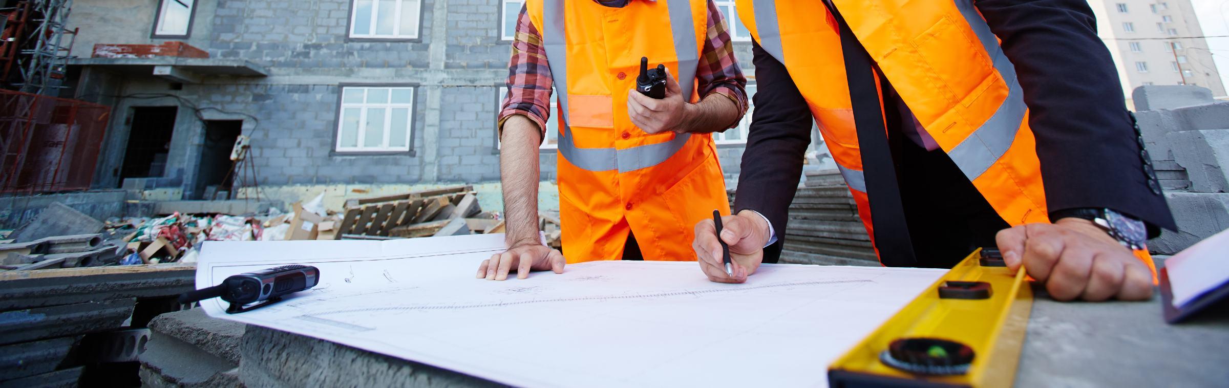 Des professionnels du bâtiment travaillent sur un chantier en construction